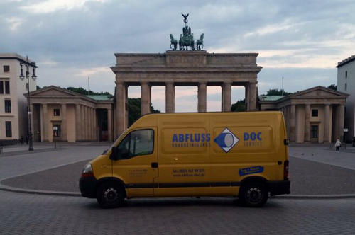 Firmenfahrzeug vor dem Brandenburger Tor